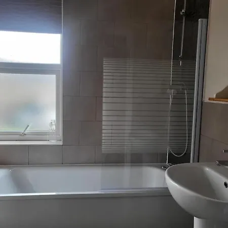Nice 2 Bedroom Huddersfield Exterior photo